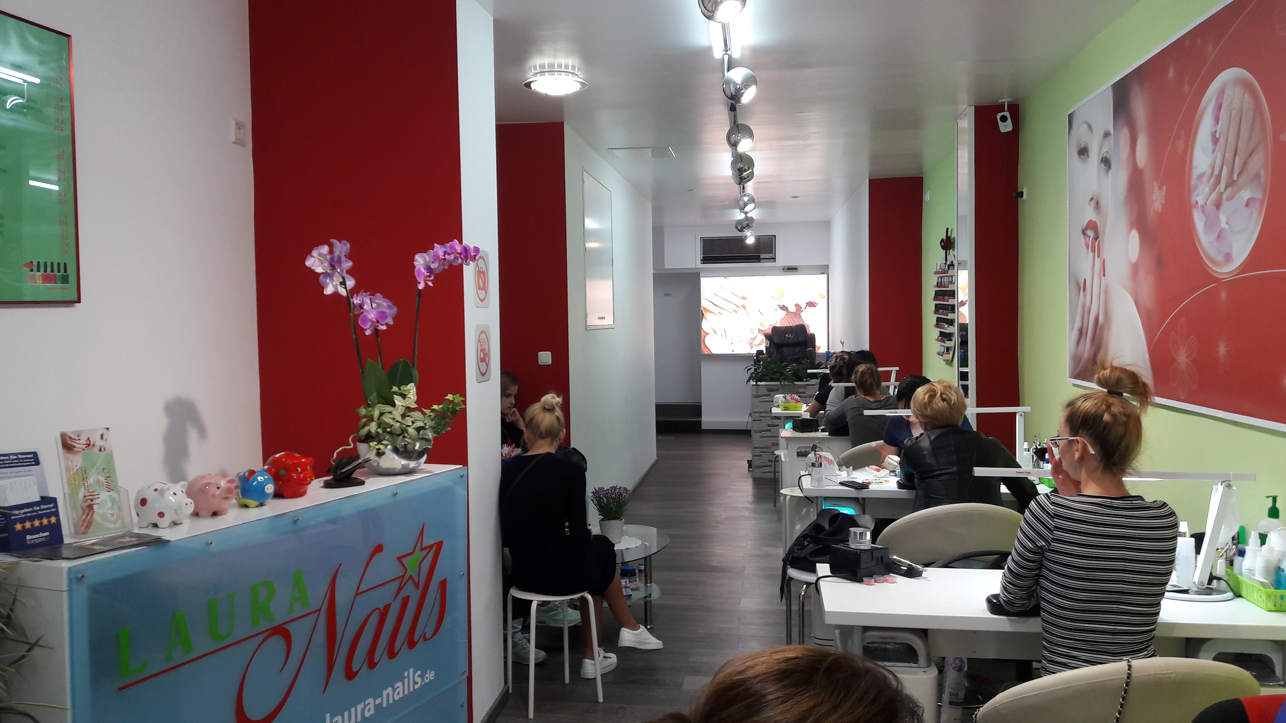 Fingernageldesign und schöne Hände